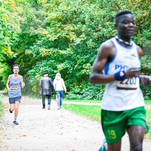 12.10.2025 - Bramfelder Halbmarathon 2025 Dr. Thomas Lammeyer http://msf.ph/oto/9352088 12.10.2025 10:42:01 Laufen 2424, 19, 20 meine-sportfotos.de