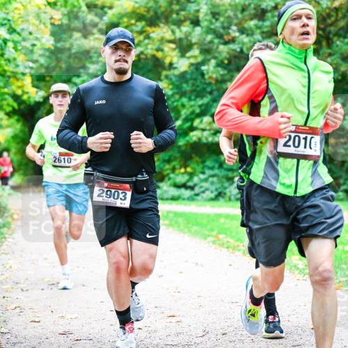 12.10.2025 - Bramfelder Halbmarathon 2025 Dr. Thomas Lammeyer http://msf.ph/oto/9352124 12.10.2025 10:42:17 Laufen 2610, 2903, 4, 2010 meine-sportfotos.de