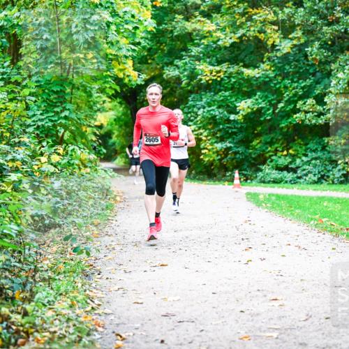 12.10.2025 - Bramfelder Halbmarathon 2025 Dr. Thomas Lammeyer http://msf.ph/oto/9352145 12.10.2025 10:42:25 Laufen 2605 meine-sportfotos.de