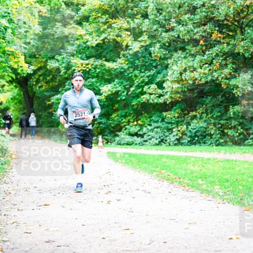 12.10.2025 - Bramfelder Halbmarathon 2025 Dr. Thomas Lammeyer http://msf.ph/oto/9352167 12.10.2025 10:42:29 Laufen 2521 meine-sportfotos.de