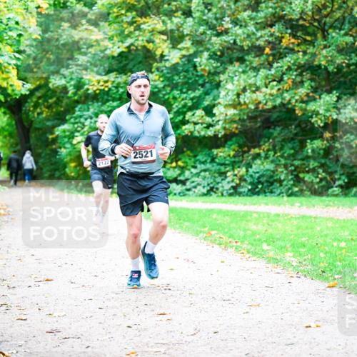 12.10.2025 - Bramfelder Halbmarathon 2025 Dr. Thomas Lammeyer http://msf.ph/oto/9352173 12.10.2025 10:42:29 Laufen 2521, 2122 meine-sportfotos.de