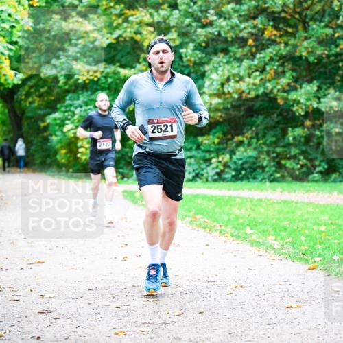12.10.2025 - Bramfelder Halbmarathon 2025 Dr. Thomas Lammeyer http://msf.ph/oto/9352176 12.10.2025 10:42:30 Laufen 2521, 2122 meine-sportfotos.de
