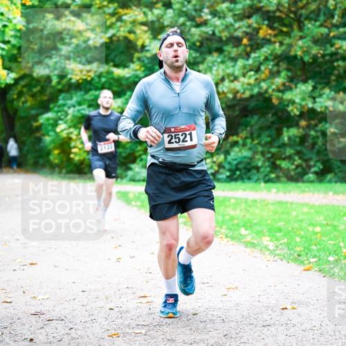 12.10.2025 - Bramfelder Halbmarathon 2025 Dr. Thomas Lammeyer http://msf.ph/oto/9352178 12.10.2025 10:42:30 Laufen 2122, 2521 meine-sportfotos.de