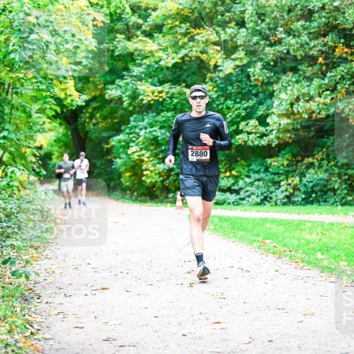 12.10.2025 - Bramfelder Halbmarathon 2025 Dr. Thomas Lammeyer http://msf.ph/oto/9352203 12.10.2025 10:42:39 Laufen 2880 meine-sportfotos.de