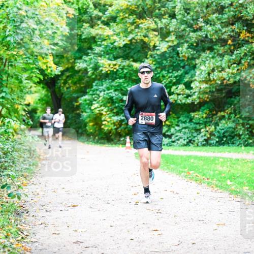 12.10.2025 - Bramfelder Halbmarathon 2025 Dr. Thomas Lammeyer http://msf.ph/oto/9352204 12.10.2025 10:42:39 Laufen 2880 meine-sportfotos.de