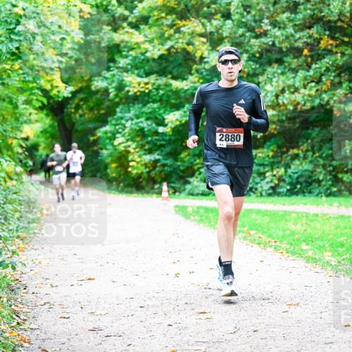 12.10.2025 - Bramfelder Halbmarathon 2025 Dr. Thomas Lammeyer http://msf.ph/oto/9352208 12.10.2025 10:42:40 Laufen 2880 meine-sportfotos.de