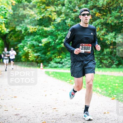 12.10.2025 - Bramfelder Halbmarathon 2025 Dr. Thomas Lammeyer http://msf.ph/oto/9352212 12.10.2025 10:42:40 Laufen 2880, 8 meine-sportfotos.de