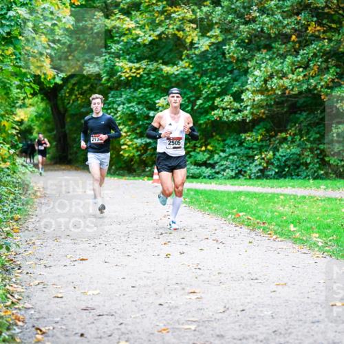 12.10.2025 - Bramfelder Halbmarathon 2025 Dr. Thomas Lammeyer http://msf.ph/oto/9352245 12.10.2025 10:42:52 Laufen 213, 2505 meine-sportfotos.de