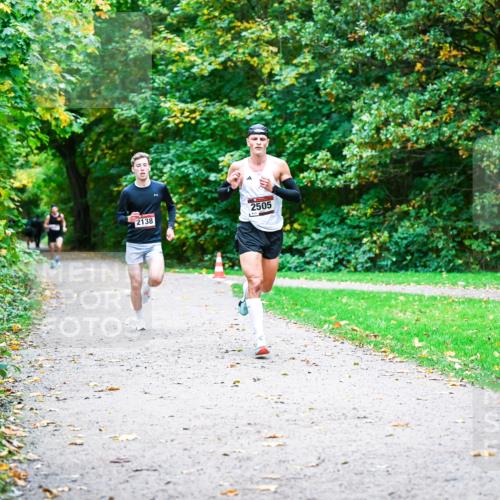 12.10.2025 - Bramfelder Halbmarathon 2025 Dr. Thomas Lammeyer http://msf.ph/oto/9352246 12.10.2025 10:42:53 Laufen 2505, 2138 meine-sportfotos.de