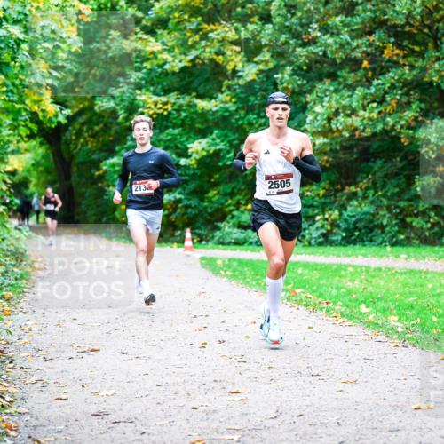 12.10.2025 - Bramfelder Halbmarathon 2025 Dr. Thomas Lammeyer http://msf.ph/oto/9352250 12.10.2025 10:42:53 Laufen 213, 2505 meine-sportfotos.de