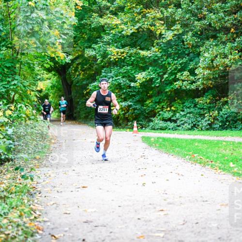 12.10.2025 - Bramfelder Halbmarathon 2025 Dr. Thomas Lammeyer http://msf.ph/oto/9352272 12.10.2025 10:42:59 Laufen 2251 meine-sportfotos.de