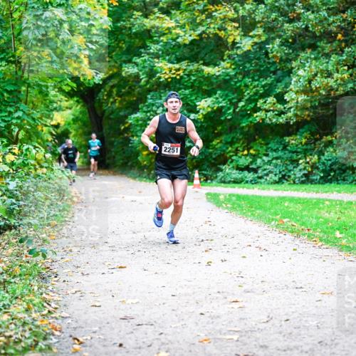 12.10.2025 - Bramfelder Halbmarathon 2025 Dr. Thomas Lammeyer http://msf.ph/oto/9352277 12.10.2025 10:42:59 Laufen 2251 meine-sportfotos.de