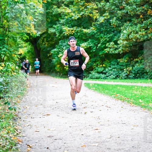 12.10.2025 - Bramfelder Halbmarathon 2025 Dr. Thomas Lammeyer http://msf.ph/oto/9352279 12.10.2025 10:43:00 Laufen 2251 meine-sportfotos.de