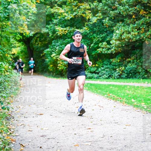 12.10.2025 - Bramfelder Halbmarathon 2025 Dr. Thomas Lammeyer http://msf.ph/oto/9352281 12.10.2025 10:43:00 Laufen 2251 meine-sportfotos.de