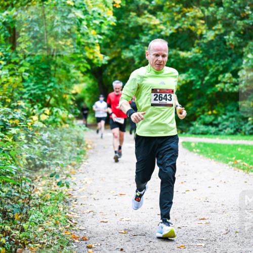 12.10.2025 - Bramfelder Halbmarathon 2025 Dr. Thomas Lammeyer http://msf.ph/oto/9352441 12.10.2025 10:43:41 Laufen 2643 meine-sportfotos.de