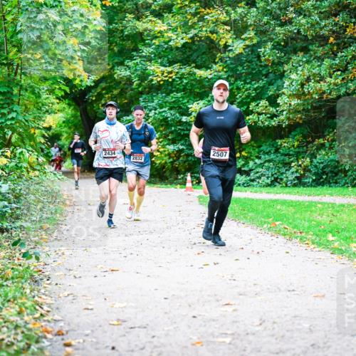 12.10.2025 - Bramfelder Halbmarathon 2025 Dr. Thomas Lammeyer http://msf.ph/oto/9352472 12.10.2025 10:43:47 Laufen 2434, 2832, 2507 meine-sportfotos.de