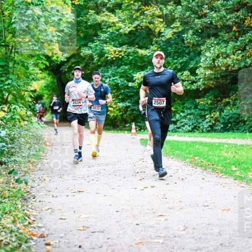 12.10.2025 - Bramfelder Halbmarathon 2025 Dr. Thomas Lammeyer http://msf.ph/oto/9352473 12.10.2025 10:43:47 Laufen 2434, 2832, 2507 meine-sportfotos.de