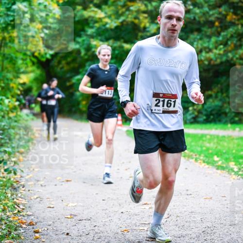 12.10.2025 - Bramfelder Halbmarathon 2025 Dr. Thomas Lammeyer http://msf.ph/oto/9352540 12.10.2025 10:44:01 Laufen 113, 2161, 143 meine-sportfotos.de