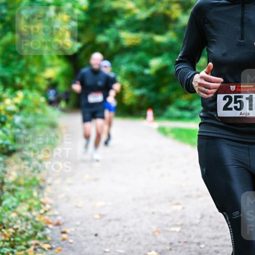 12.10.2025 - Bramfelder Halbmarathon 2025 Dr. Thomas Lammeyer http://msf.ph/oto/9352563 12.10.2025 10:44:06 Laufen 34, 2511 meine-sportfotos.de