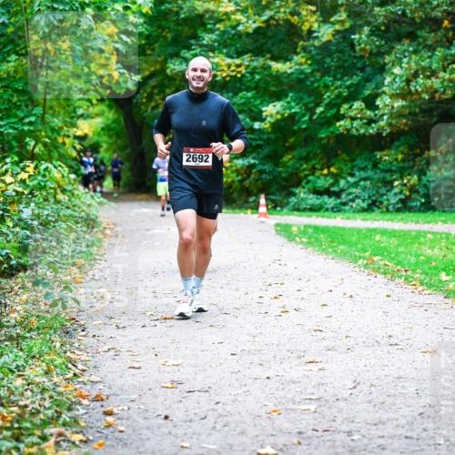 12.10.2025 - Bramfelder Halbmarathon 2025 Dr. Thomas Lammeyer http://msf.ph/oto/9352567 12.10.2025 10:44:07 Laufen 2692 meine-sportfotos.de
