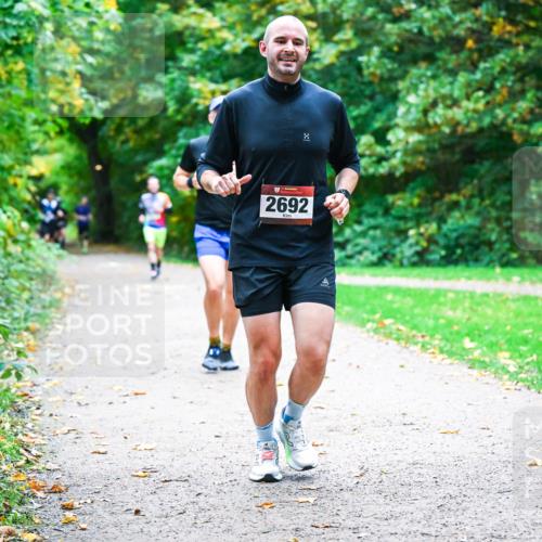 12.10.2025 - Bramfelder Halbmarathon 2025 Dr. Thomas Lammeyer http://msf.ph/oto/9352575 12.10.2025 10:44:08 Laufen 8, 2692 meine-sportfotos.de