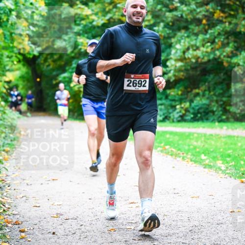 12.10.2025 - Bramfelder Halbmarathon 2025 Dr. Thomas Lammeyer http://msf.ph/oto/9352576 12.10.2025 10:44:08 Laufen 2692 meine-sportfotos.de
