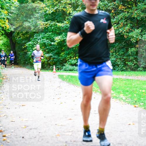 12.10.2025 - Bramfelder Halbmarathon 2025 Dr. Thomas Lammeyer http://msf.ph/oto/9352583 12.10.2025 10:44:10 Laufen 2417 meine-sportfotos.de