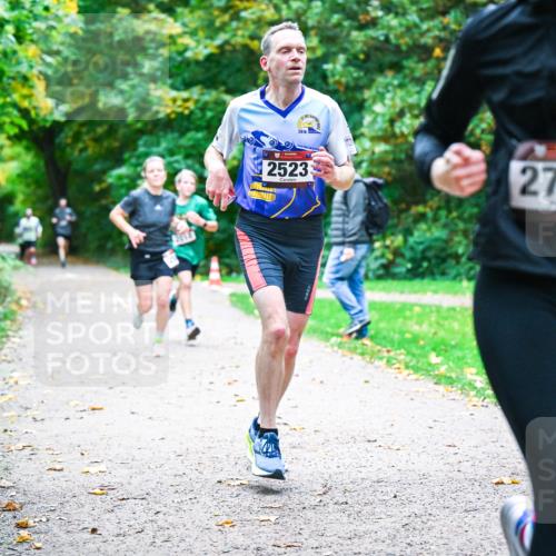 12.10.2025 - Bramfelder Halbmarathon 2025 Dr. Thomas Lammeyer http://msf.ph/oto/9352665 12.10.2025 10:44:27 Laufen 2523, 2736, 036 meine-sportfotos.de