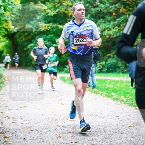 12.10.2025 - Bramfelder Halbmarathon 2025 Dr. Thomas Lammeyer http://msf.ph/oto/9352666 12.10.2025 10:44:27 Laufen 251, 2010, 2523, 2736 meine-sportfotos.de