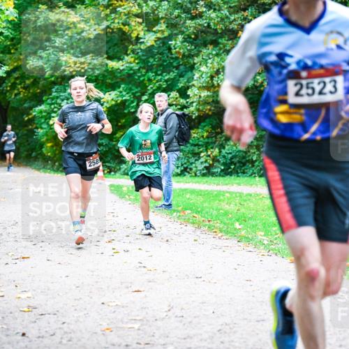 12.10.2025 - Bramfelder Halbmarathon 2025 Dr. Thomas Lammeyer http://msf.ph/oto/9352670 12.10.2025 10:44:27 Laufen 2589, 2012, 2523 meine-sportfotos.de