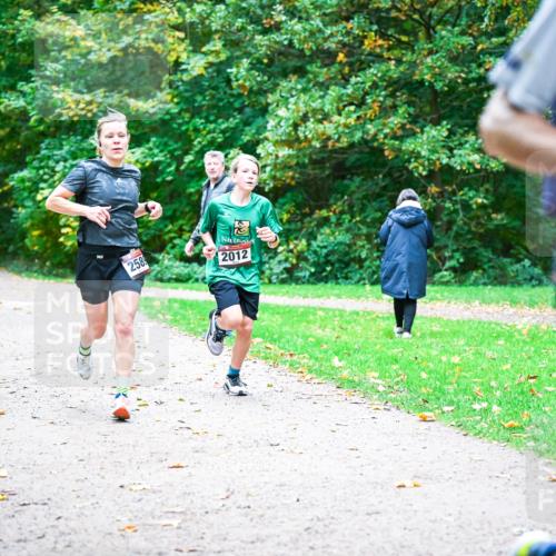 12.10.2025 - Bramfelder Halbmarathon 2025 Dr. Thomas Lammeyer http://msf.ph/oto/9352672 12.10.2025 10:44:28 Laufen 3291, 2589, 2012, 2 meine-sportfotos.de