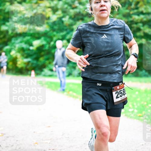 12.10.2025 - Bramfelder Halbmarathon 2025 Dr. Thomas Lammeyer http://msf.ph/oto/9352685 12.10.2025 10:44:30 Laufen 258 meine-sportfotos.de