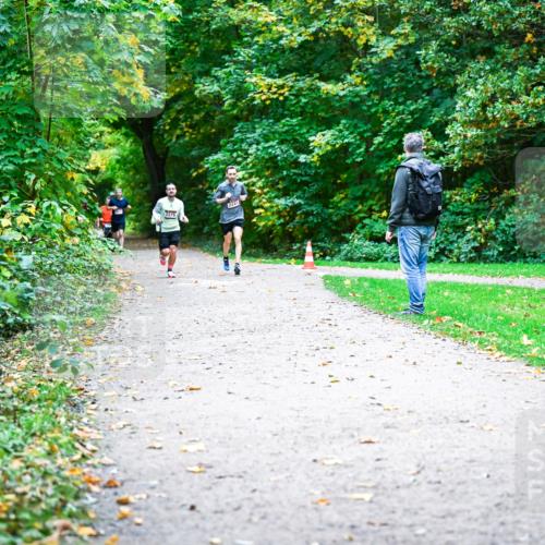 12.10.2025 - Bramfelder Halbmarathon 2025 Dr. Thomas Lammeyer http://msf.ph/oto/9352690 12.10.2025 10:44:31 Laufen 2275, 2241 meine-sportfotos.de