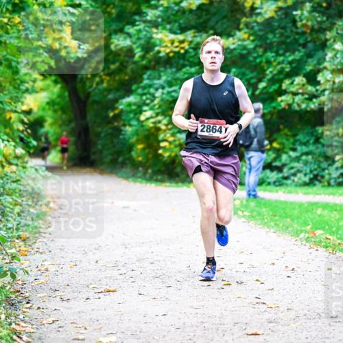 12.10.2025 - Bramfelder Halbmarathon 2025 Dr. Thomas Lammeyer http://msf.ph/oto/9352872 12.10.2025 10:45:07 Laufen 2864 meine-sportfotos.de