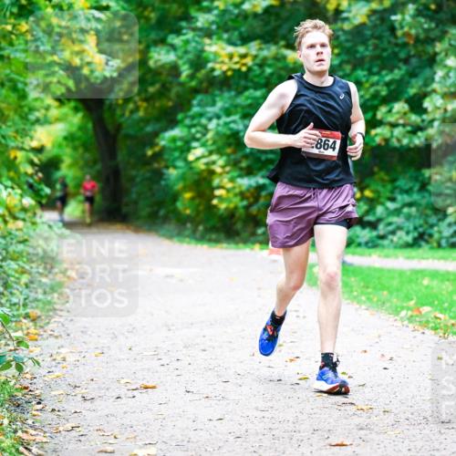12.10.2025 - Bramfelder Halbmarathon 2025 Dr. Thomas Lammeyer http://msf.ph/oto/9352874 12.10.2025 10:45:07 Laufen 864 meine-sportfotos.de