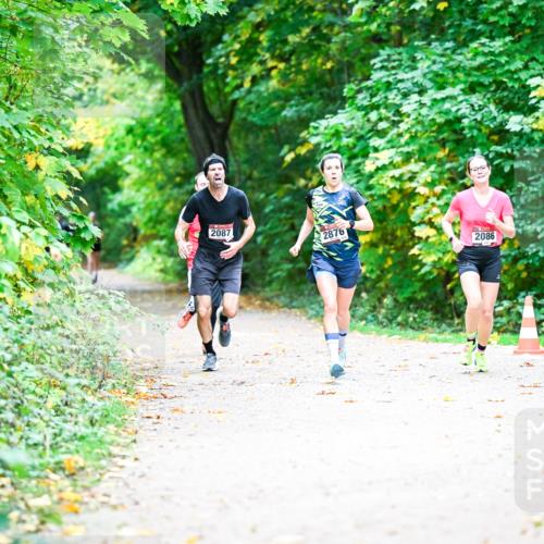 12.10.2025 - Bramfelder Halbmarathon 2025 Dr. Thomas Lammeyer http://msf.ph/oto/9352904 12.10.2025 10:45:16 Laufen 2087, 2876, 2086 meine-sportfotos.de