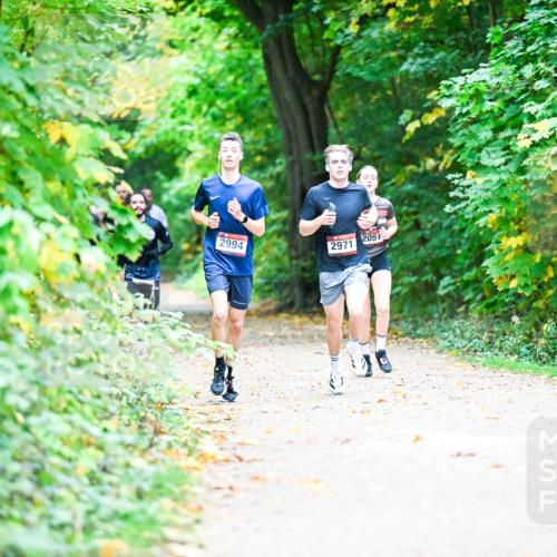 12.10.2025 - Bramfelder Halbmarathon 2025 Dr. Thomas Lammeyer http://msf.ph/oto/9352960 12.10.2025 10:45:28 Laufen 2051, 2994, 2971 meine-sportfotos.de