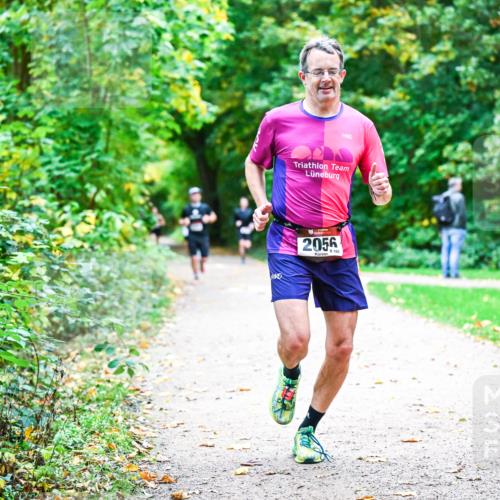 12.10.2025 - Bramfelder Halbmarathon 2025 Dr. Thomas Lammeyer http://msf.ph/oto/9353107 12.10.2025 10:45:54 Laufen 2056 meine-sportfotos.de