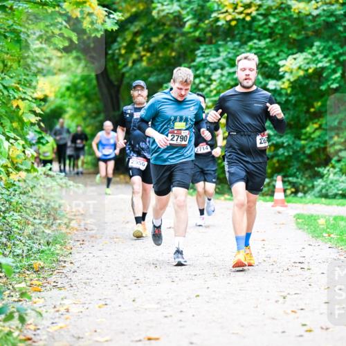 12.10.2025 - Bramfelder Halbmarathon 2025 Dr. Thomas Lammeyer http://msf.ph/oto/9353200 12.10.2025 10:46:12 Laufen 2556, 2790, 2714, 28 meine-sportfotos.de