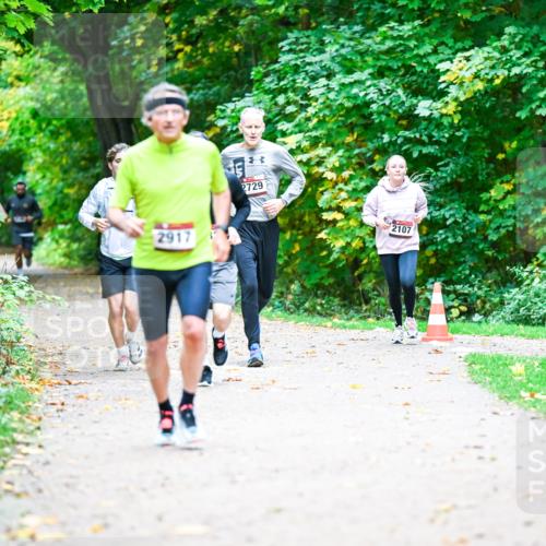 12.10.2025 - Bramfelder Halbmarathon 2025 Dr. Thomas Lammeyer http://msf.ph/oto/9353261 12.10.2025 10:46:23 Laufen 2917, 2729, 2107 meine-sportfotos.de