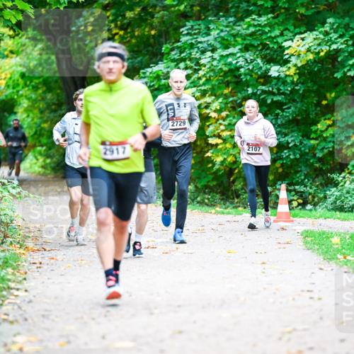 12.10.2025 - Bramfelder Halbmarathon 2025 Dr. Thomas Lammeyer http://msf.ph/oto/9353264 12.10.2025 10:46:23 Laufen 2917, 2729, 2107 meine-sportfotos.de