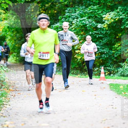 12.10.2025 - Bramfelder Halbmarathon 2025 Dr. Thomas Lammeyer http://msf.ph/oto/9353265 12.10.2025 10:46:24 Laufen 2917, 2729, 2107 meine-sportfotos.de