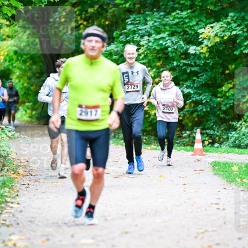 12.10.2025 - Bramfelder Halbmarathon 2025 Dr. Thomas Lammeyer http://msf.ph/oto/9353267 12.10.2025 10:46:24 Laufen 2917, 2729, 2107 meine-sportfotos.de
