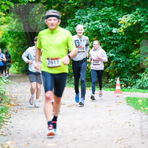 12.10.2025 - Bramfelder Halbmarathon 2025 Dr. Thomas Lammeyer http://msf.ph/oto/9353268 12.10.2025 10:46:24 Laufen 2917, 2729, 2107 meine-sportfotos.de