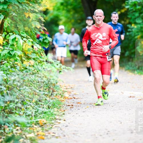 12.10.2025 - Bramfelder Halbmarathon 2025 Dr. Thomas Lammeyer http://msf.ph/oto/9353379 12.10.2025 10:46:49 Laufen 25 meine-sportfotos.de
