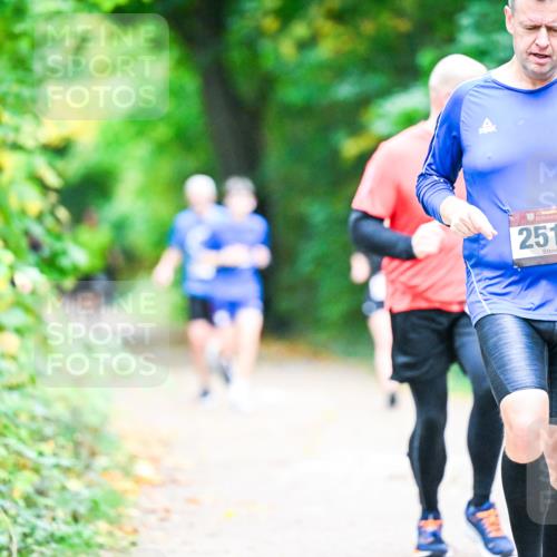 12.10.2025 - Bramfelder Halbmarathon 2025 Dr. Thomas Lammeyer http://msf.ph/oto/9353465 12.10.2025 10:47:03 Laufen 2512 meine-sportfotos.de