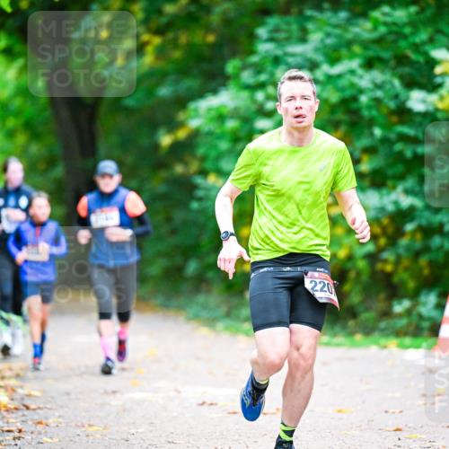 12.10.2025 - Bramfelder Halbmarathon 2025 Dr. Thomas Lammeyer http://msf.ph/oto/9353536 12.10.2025 10:47:15 Laufen 220 meine-sportfotos.de