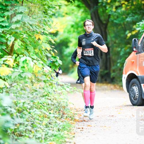 12.10.2025 - Bramfelder Halbmarathon 2025 Dr. Thomas Lammeyer http://msf.ph/oto/9353592 12.10.2025 10:47:27 Laufen 2522 meine-sportfotos.de