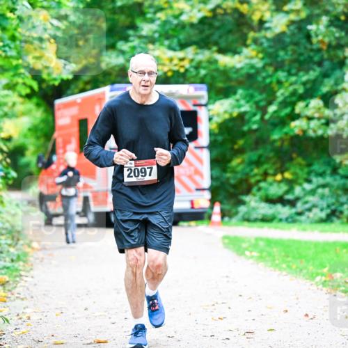 12.10.2025 - Bramfelder Halbmarathon 2025 Dr. Thomas Lammeyer http://msf.ph/oto/9353606 12.10.2025 10:47:34 Laufen 8159, 2097 meine-sportfotos.de