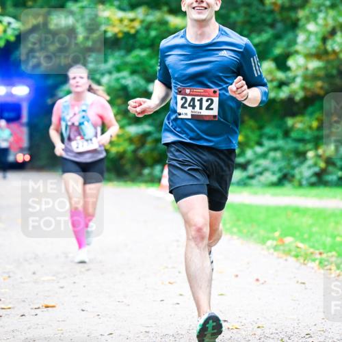 12.10.2025 - Bramfelder Halbmarathon 2025 Dr. Thomas Lammeyer http://msf.ph/oto/9353668 12.10.2025 10:47:49 Laufen 0, 34, 2412, 96 meine-sportfotos.de